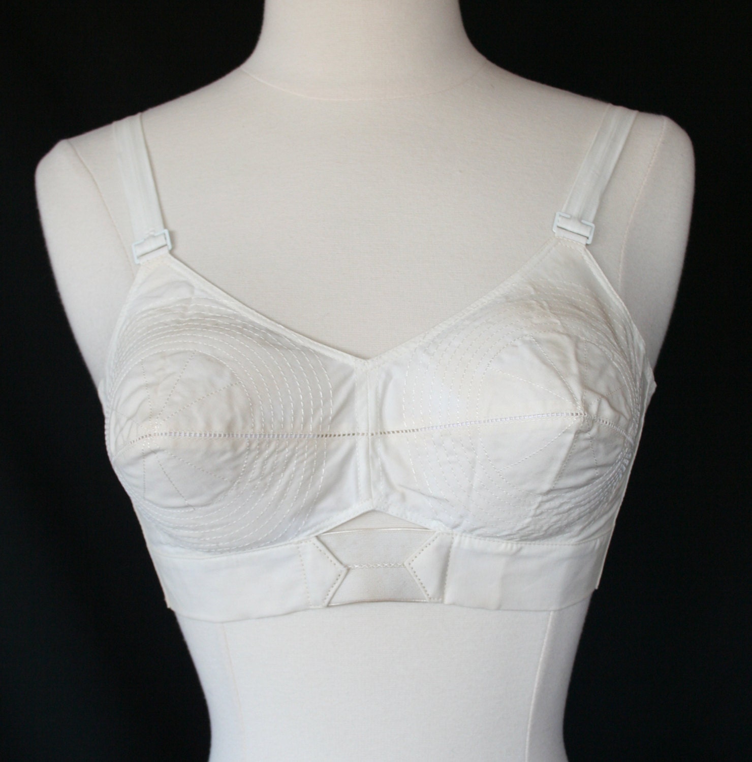 Vintage White Circle Stitch Bullet Bra 32 C Maidenform