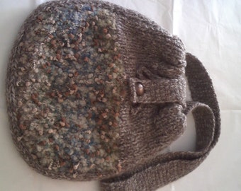 borsa a tracolla di lana marrone e bouclè, foderata. unico pezzo.materiale molto buono,si può lavare al delicato. borsa giovane ,di moda.