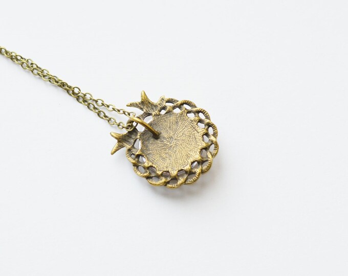 IN THE FOREST Round necklace of metal brass with depiction of owl under glass