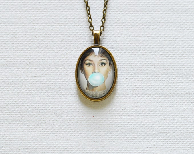 GLAMOUR Oval pendant metal brass with the image of Audrey Hepburn under glass