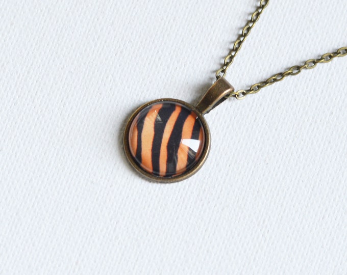 ANIMAL PRINT Pendant metal brass depicting fashionable skin, Safari, Glamour, Style, Black and Orange, Strips