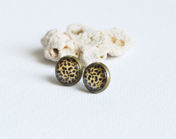 ANIMAL PRINT Stud Earrings metal brass depicting fashionable leopard skin, Safari, Glamour, Style, Colorful, Brown,Beige