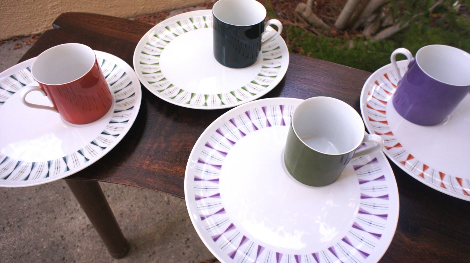 Atomic Mug and Plate Set, Mid Century 1950s or 1960s, Set of Four