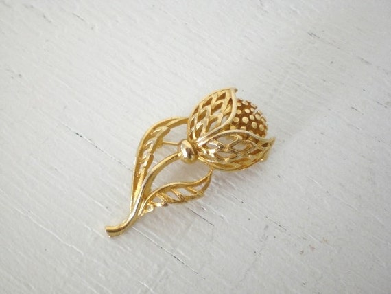 Vintage Lisner Flower Brooch Gold Tone by GallivantsVintage