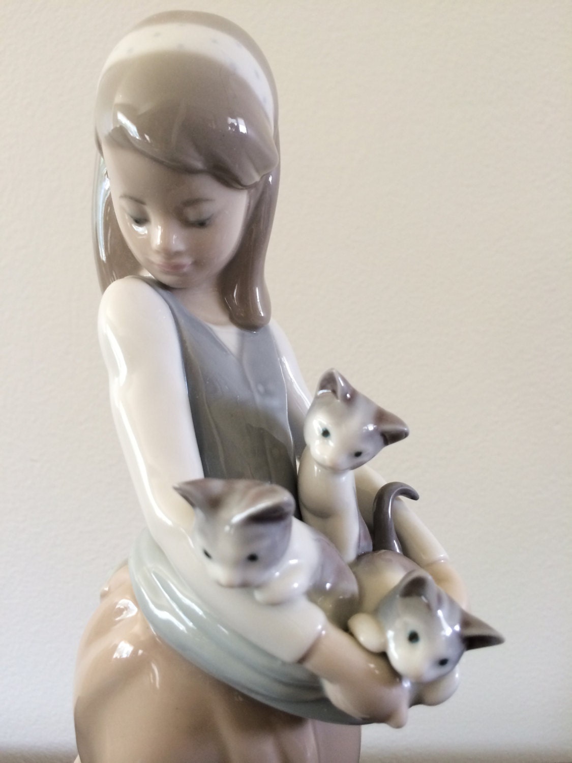 Lladro Following Her Cats 1309 Young Girl Holding 5627