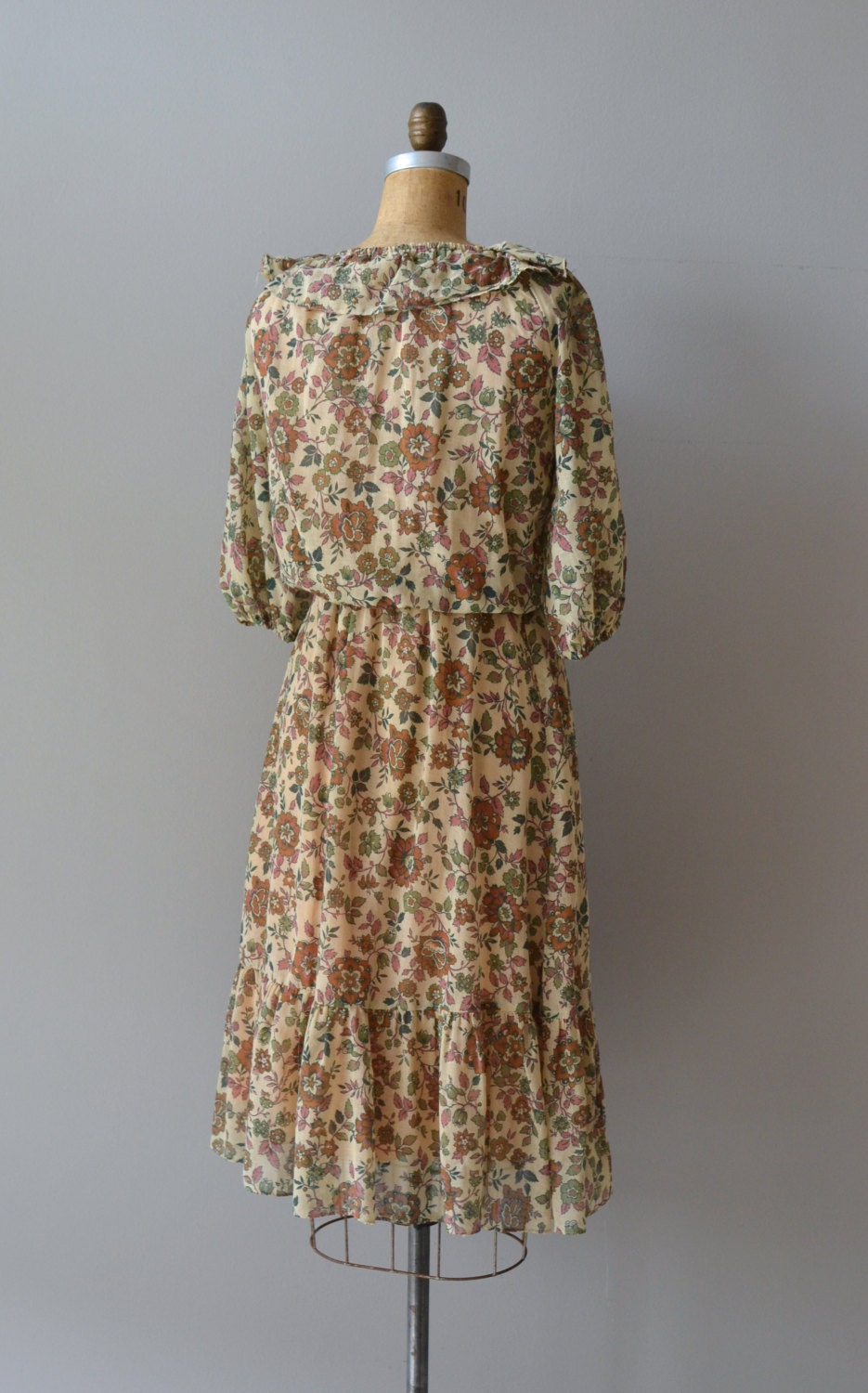 Wooded Lane dress / vintage 70s dress / 1970s floral print