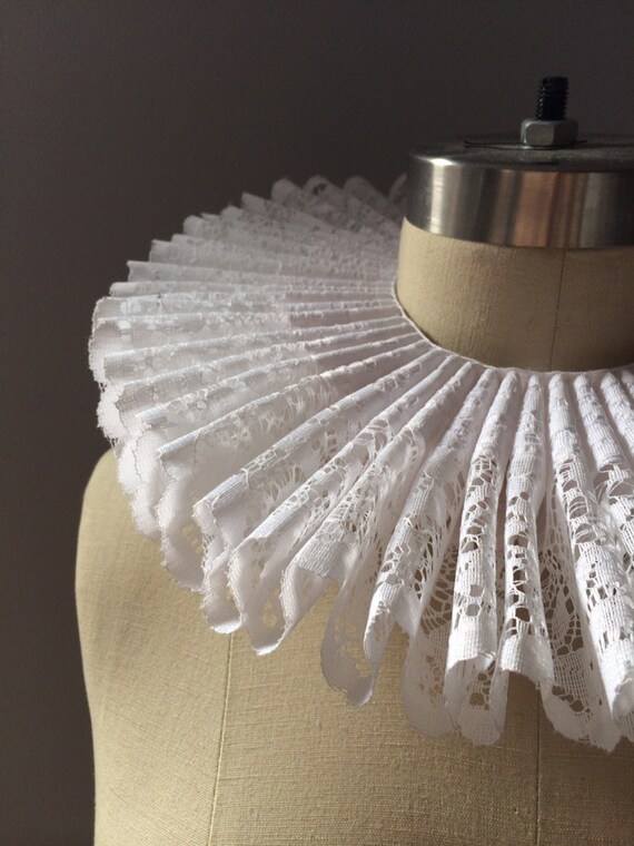 Elizabethan renaissance neck ruff collar with lace overlay