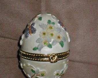 Vintage Hinged Porcelin Egg Trinket Box