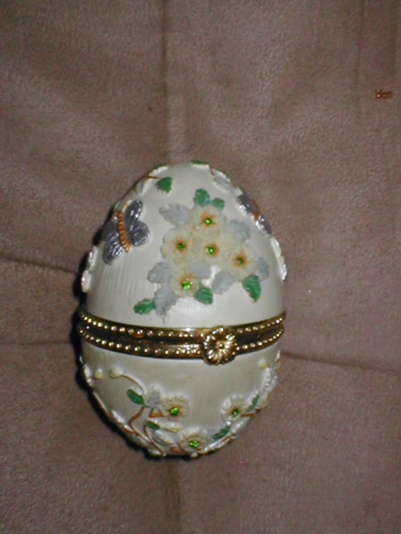 Vintage Hinged Porcelin Egg Trinket Box