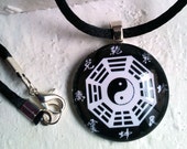 Bagua, "Yin Yang", Feng Shui Trigram. Pendant Unisex. Circle Glass Tile Art Photo - miscelannia