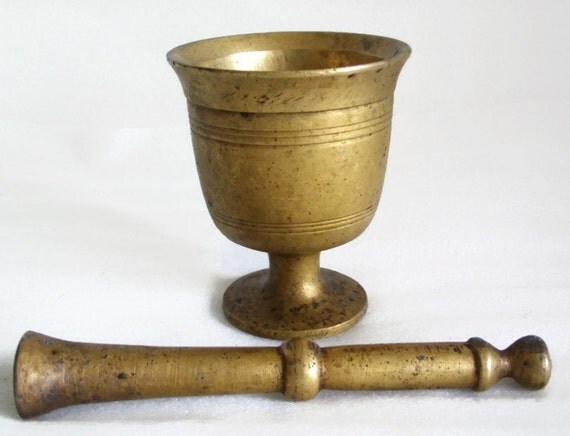 T & S Brass >> Mortar and pestle vintage brass. Old fashioned by cabinetocurios T & S Brass >> Mortar and pestle vintage brass. Old fashioned by cabinetocurios