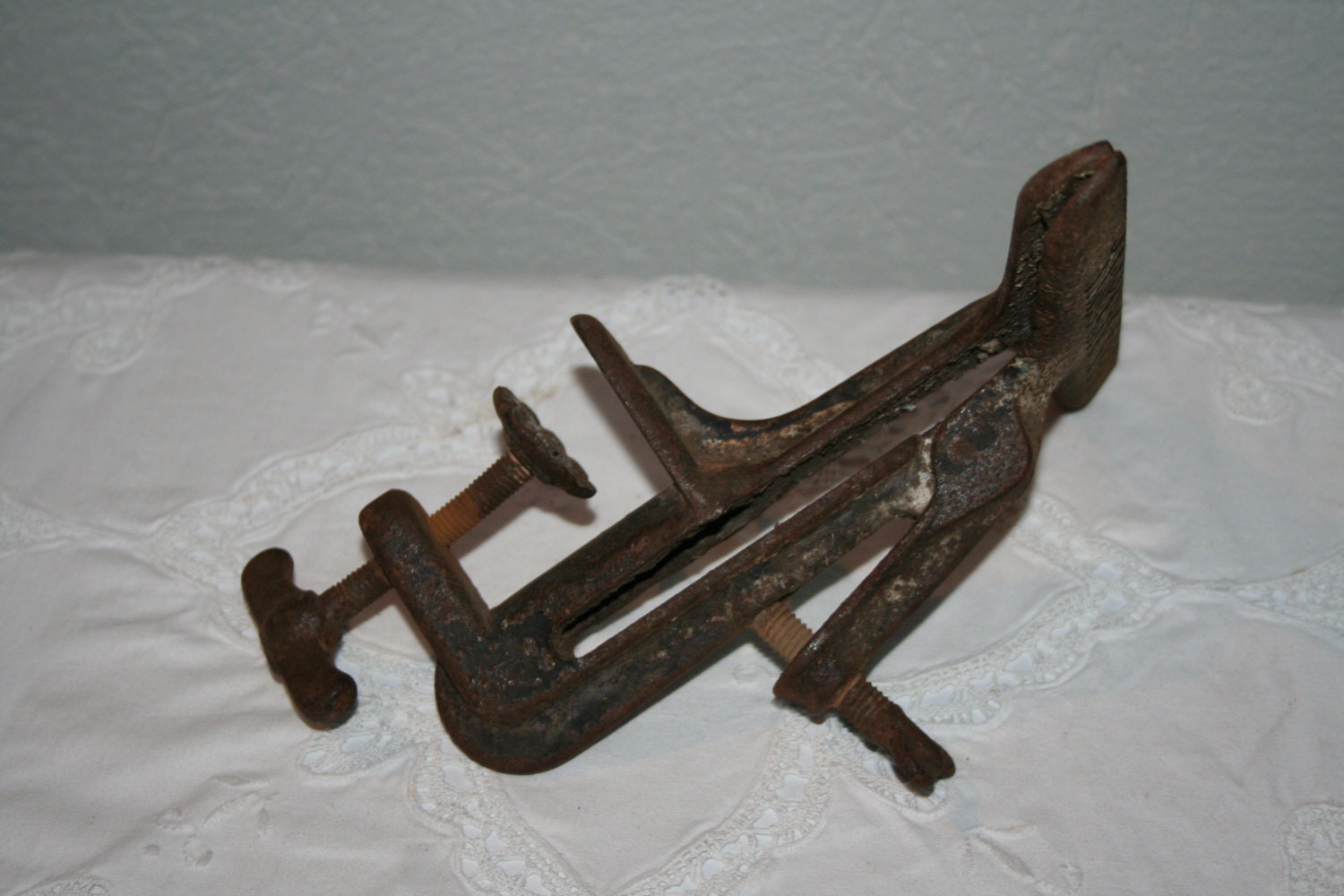 Antique Vintage Cast Iron Hand Saw Vise Saw Blade Vise