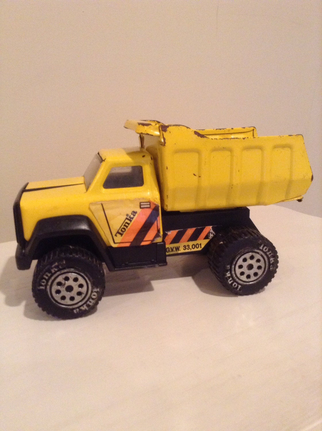 vintage metal tonka dump truck
