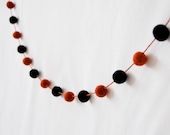 Halloween Black and Orange hand-felted PomPom Garland on Bakers Twine, Party decoration, Home Decor