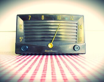 Vintage Truetone D-2102A Bakelite Tube Radio, c. early 1950s in working condition!