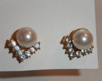 Beautiful Vintage Earrings Pearl with V of Rhinestones 292