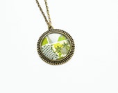 FLORAL MOTIFS Round pendant metal brass with flowers under glass
