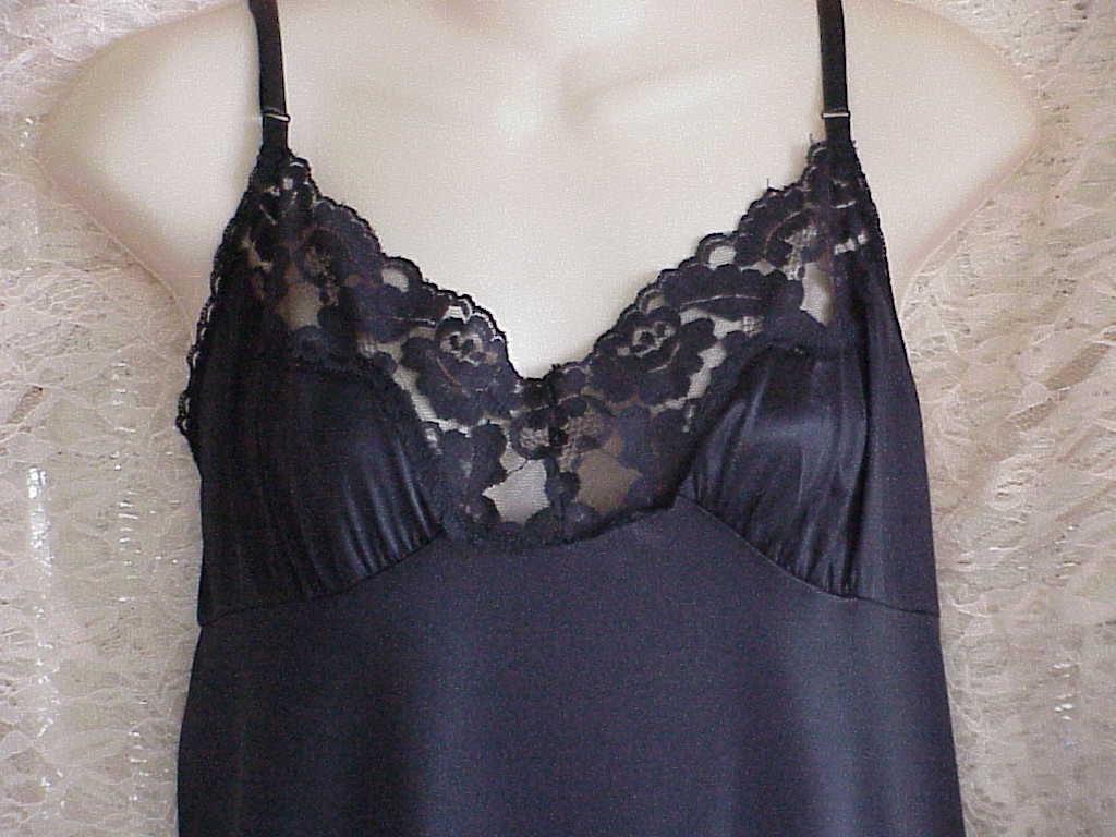 Free Shipping..Vintage Vassarette Black Full Slip by BUTTERCUPMOM