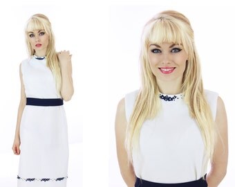 1960s Mod Dress White Shift Embroidered Flowers A-line Mad Men Sixties Twiggy 70s Retro 1960s Bleeker Street Medium M