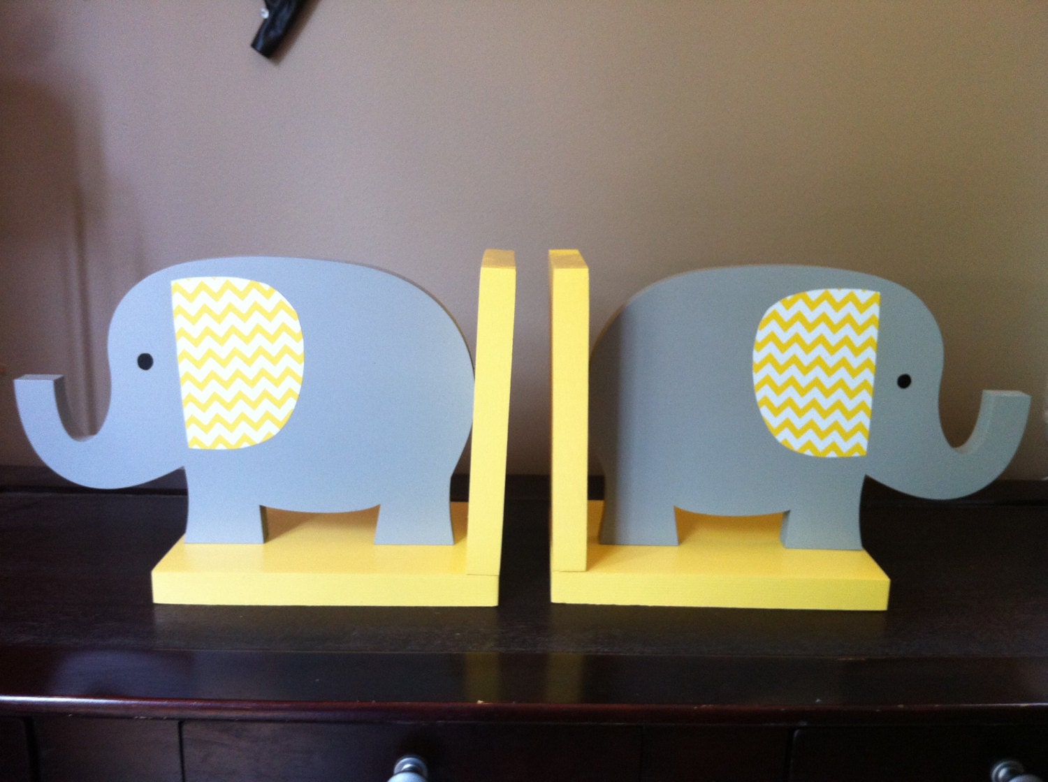 Serre livres éléphant chambre de bébé éléphant par thewoodenowl
