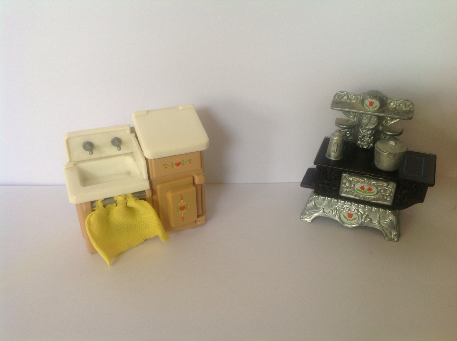 Dolls house kitchen set . Vintage 1980s tots Mattel the littles