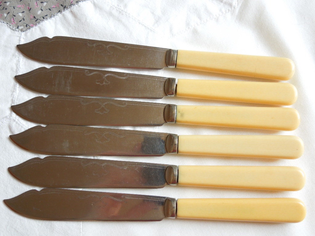 Set of six fish knives Patterned blades and bone style handles. Mid