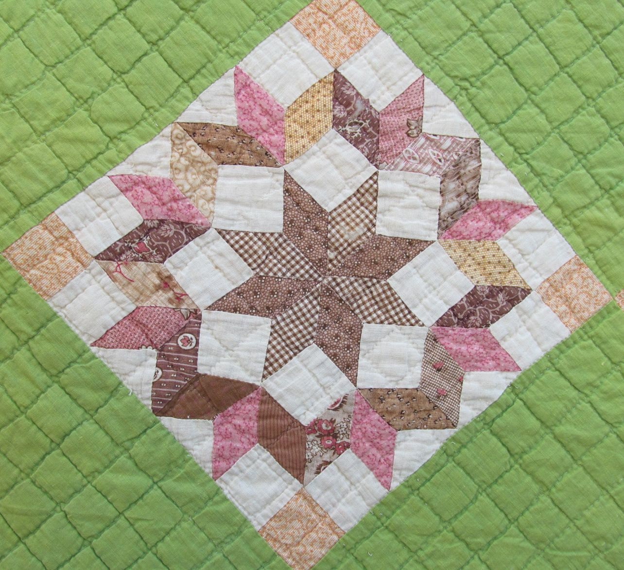 Beatiful ANTIQUE CARPENTER'S WHEEL Quilt All By Hand