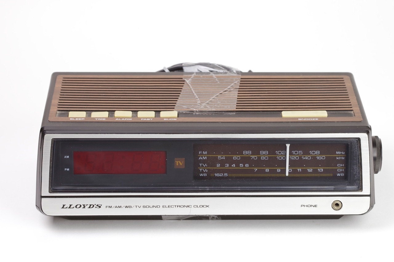 Vintage LLoyd's Fm/Am/Wb/Tv Radio Electronic Alarm Clock
