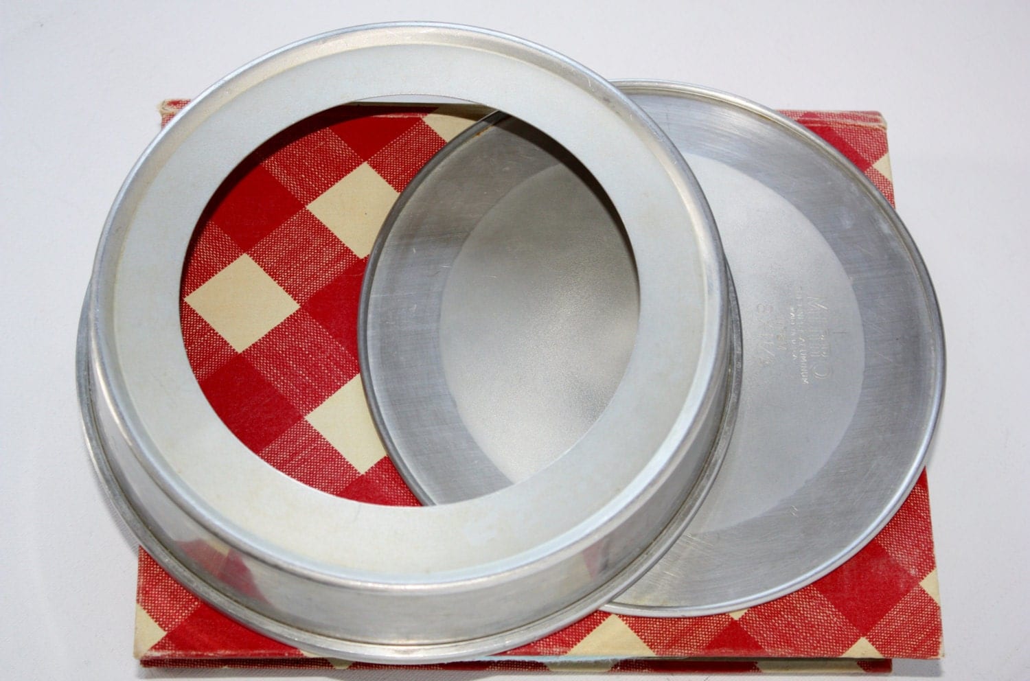 Vintage Mirro 8 Round Cake Pan with Removable Bottom