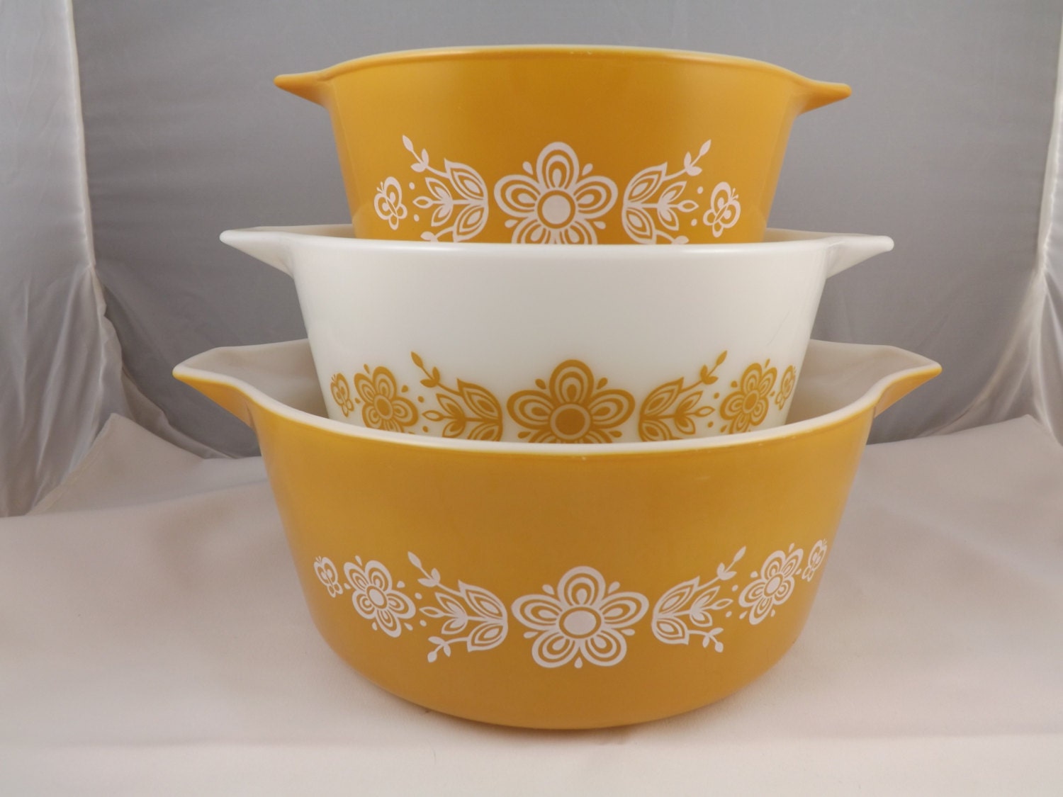 Vintage Gold and White Pyrex floral nesting Pyrex casserole dishes ...