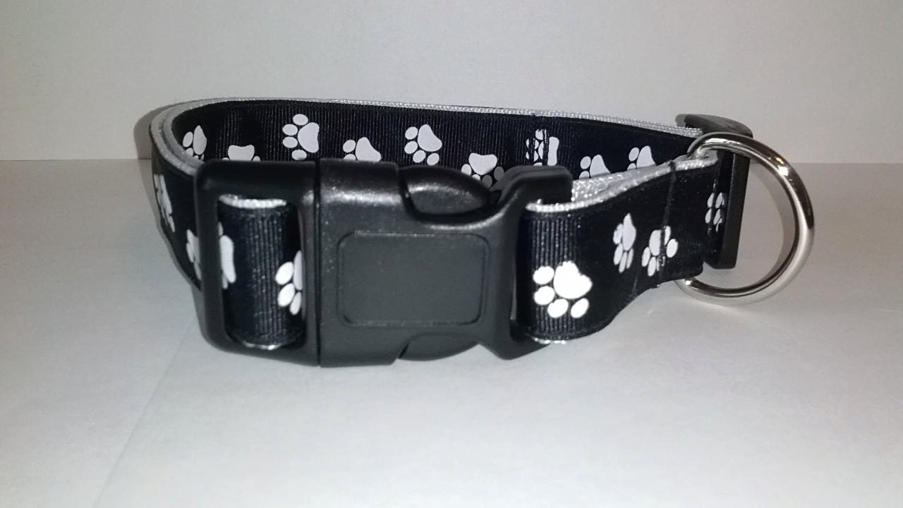 Adjustable Paw Print Dog Collar Medium dog size