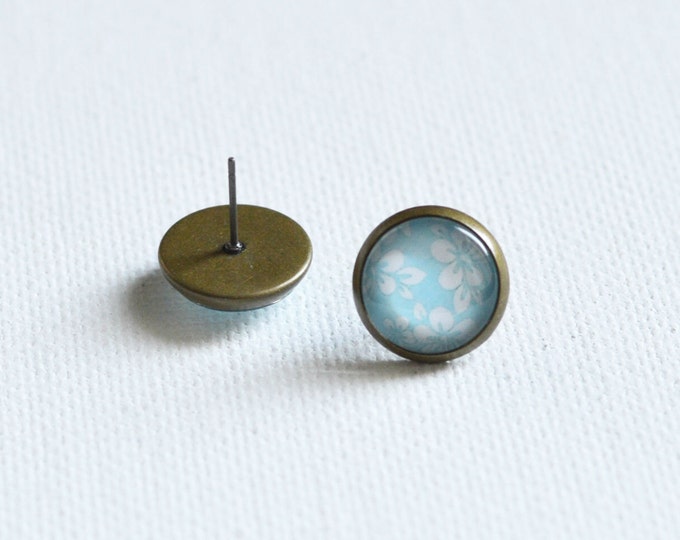 PASTEL SKY Stud Earrings metal brass depicting fashionable flowers, Glamour, Style, Colorful, Blue and White