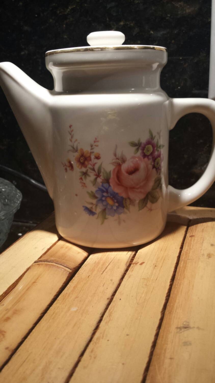 Single serving teapot by Sadler..Windsor pattern Haute Juice