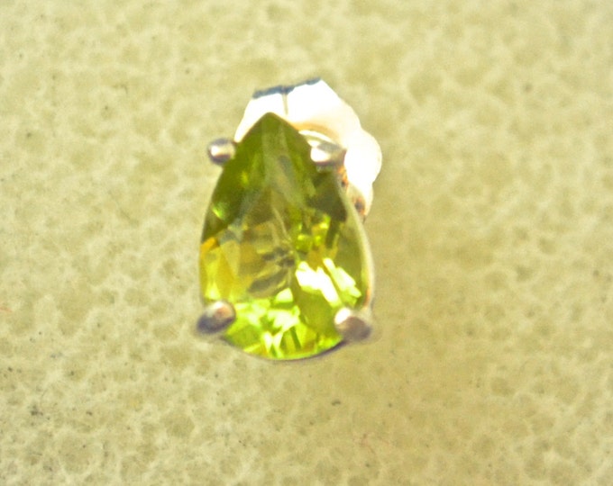 Green Peridot Stud Earrings, 7x5mm Pear, Natural, Set in Sterling Silver E598