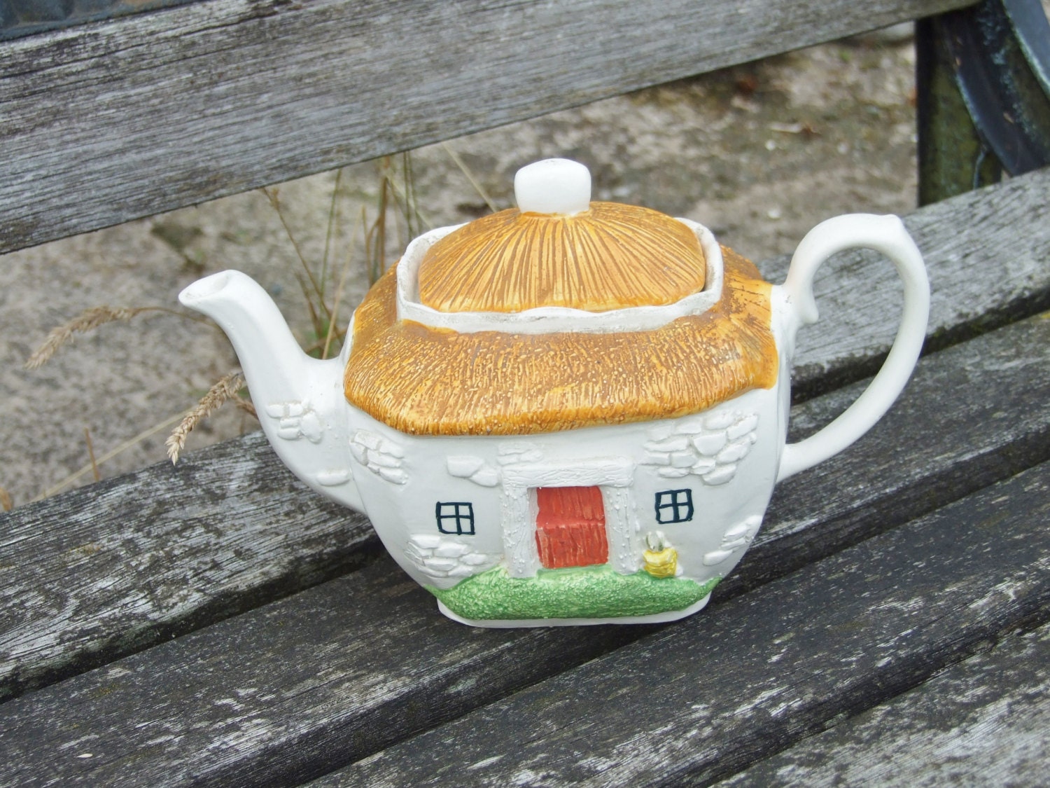 Vintage Irish thatched cottage teapot, made in Ireland, cottage chic