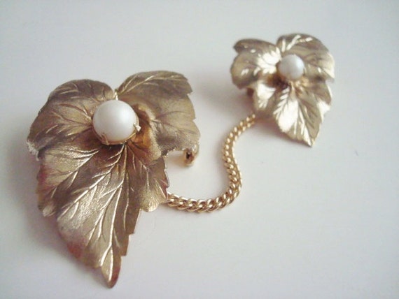 Faux Pearl Gold Tone Leaf Sarah Coventry Pin/Brooch