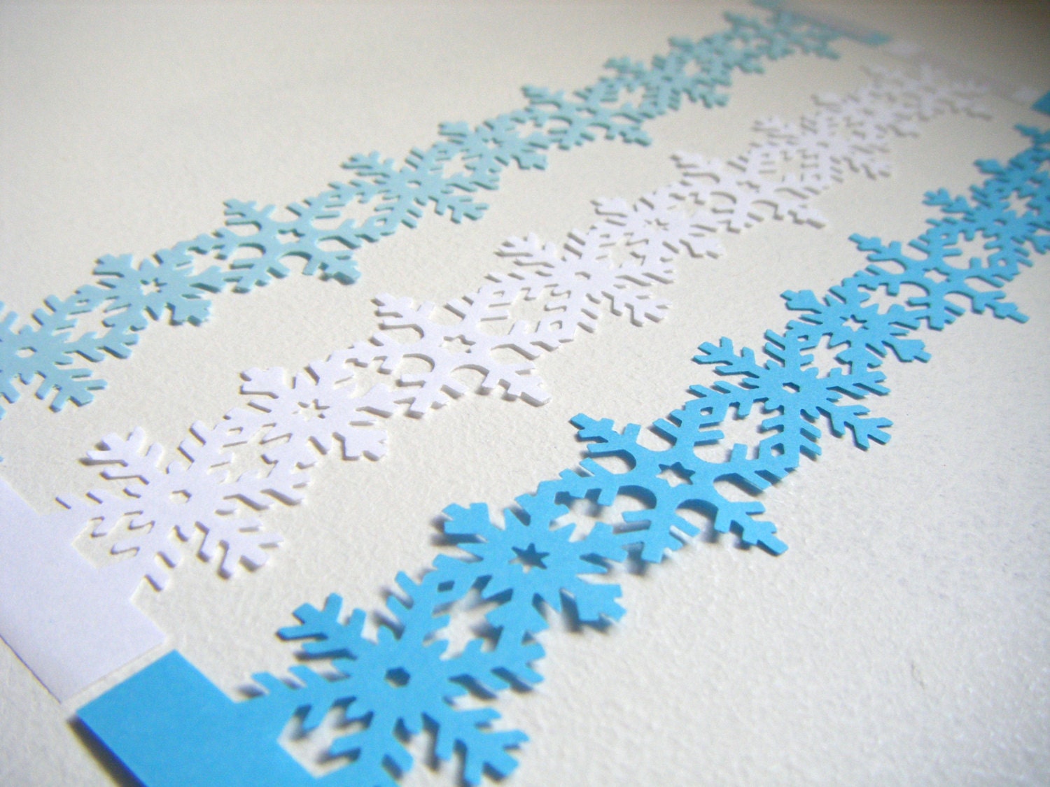 How To Make Paper Snowflake Chains / Paper Chain Snowflakes DIY