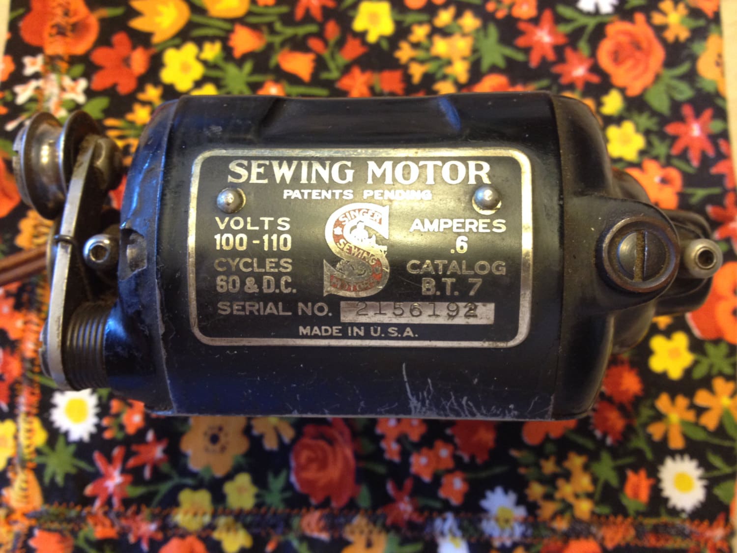 Vintage Singer Sewing Machine B.T.7 electric motor. Working