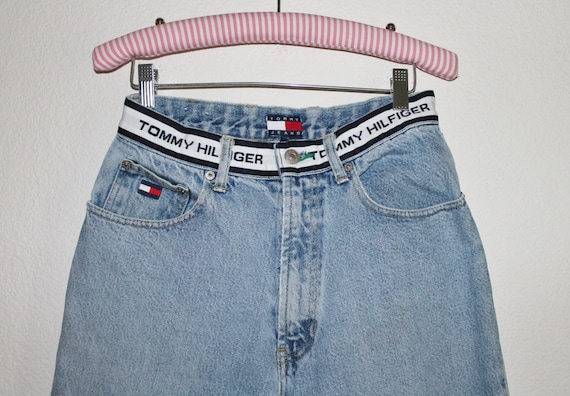 Tommy hilfiger high waisted jeans outfit ideas and white