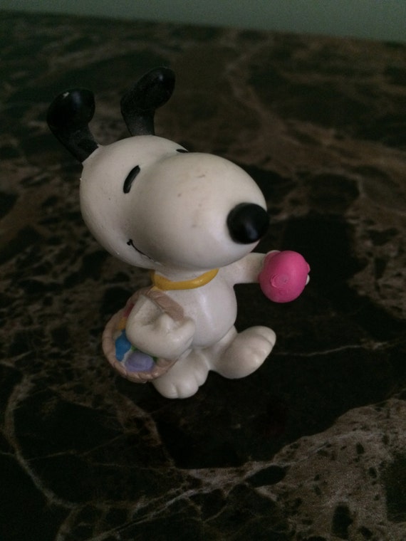 Collectible Snoopy / Peanuts Easter Basket Figurine