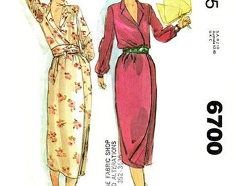 McCall's 6700 Must Have Wrap Dress 1979 / SZ8 UNCUT