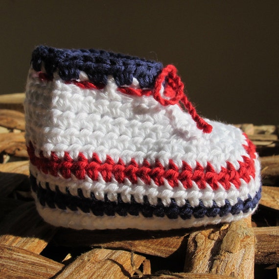 Crochet sailor baby booties in 100% organic cotton.
