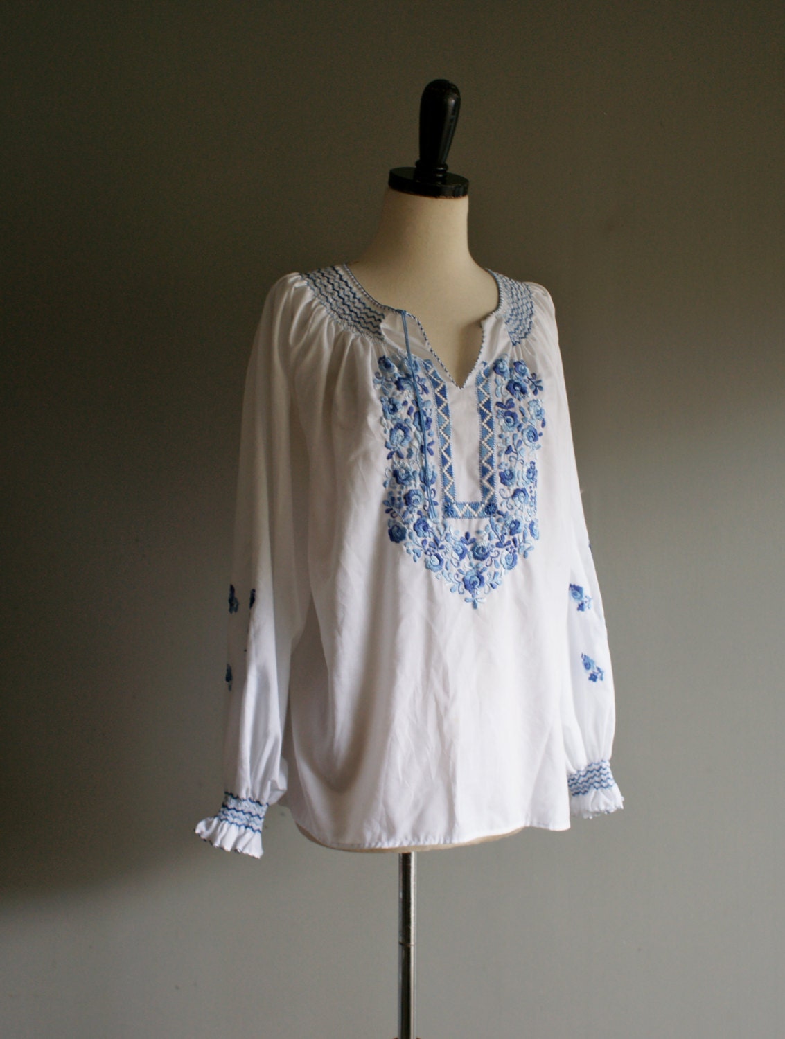 Vintage PEASANT White BLUE Embroirdered BOHO Blouse m