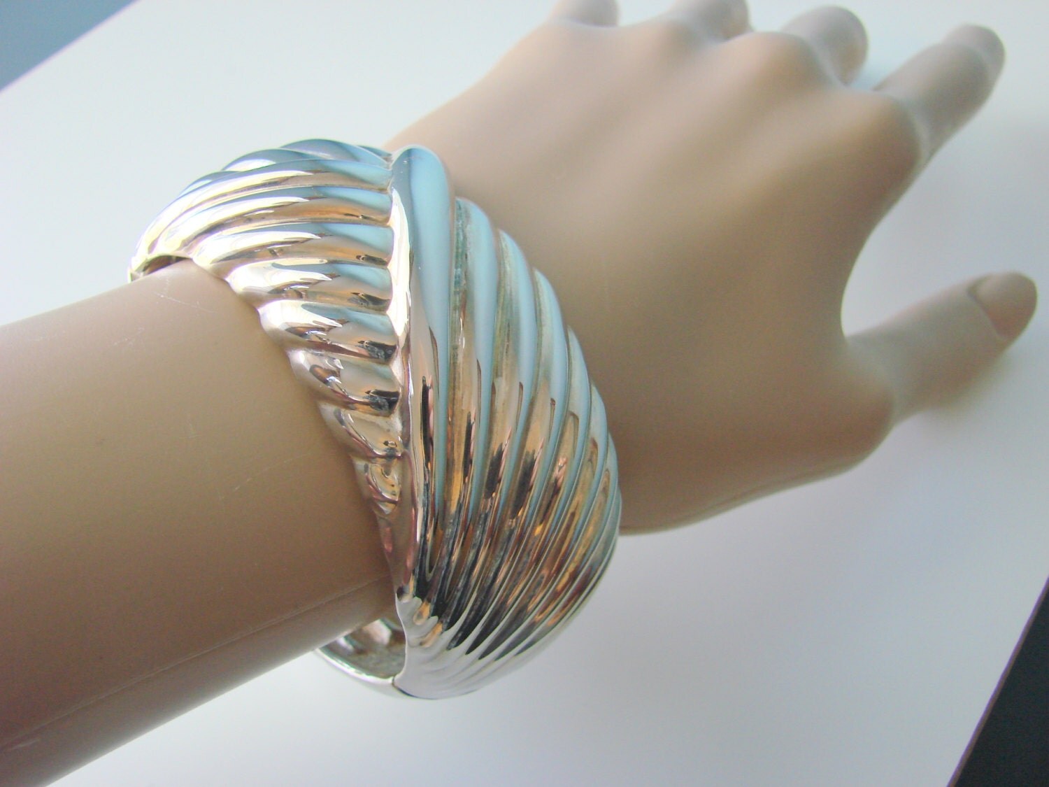 Chunky Bangle Bracelet / 80s Vintage / Textured Silver Tone