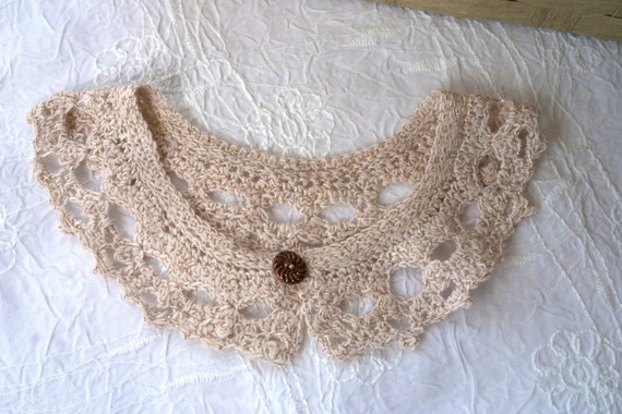 Col claudine romantique, fait main crochet 2.5, dentelle fil de coton crème & lurex, fermeture bouton fleur laiton, modèle exclusif