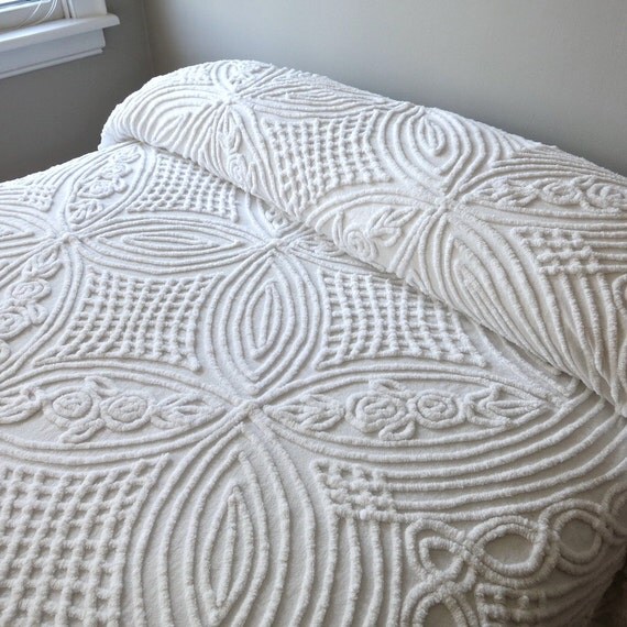 Vintage Chenille Bedspread in Summer White with Rings and