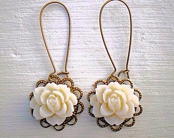 Romantic Rose Earrings/Ivory Earrings/Cream Earrings/Rustic wedding Earrings/Bridesmaid Earrings/Mother's Day Gift/Cream Flower Earrings