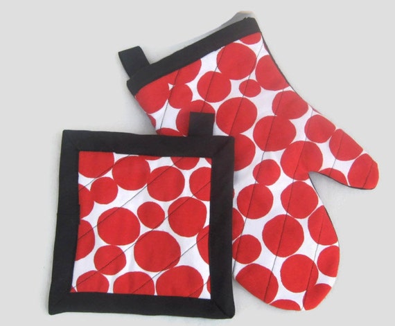 Red Cream Black Oven Mitt Potholder Set by LookingGlassDesigns1