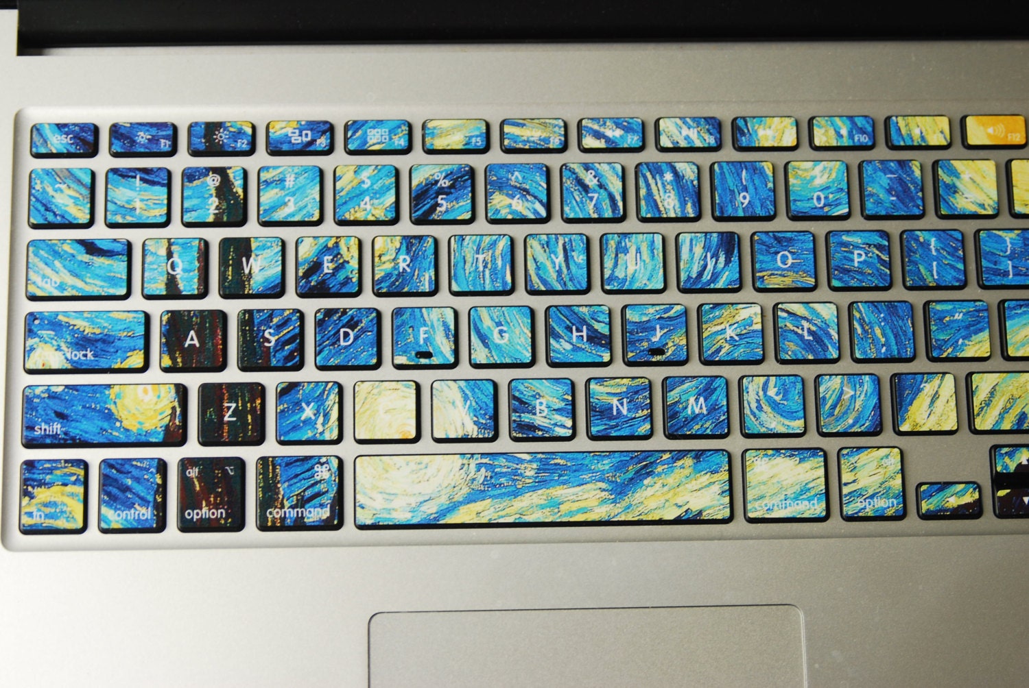 Xiaomi van gogh. MACBOOK Air m1 наклейка на клавиатуру. Наклейки на клавиатуру необычные. Наклейки на ноутбук. Странные наклейки на ноутбук.