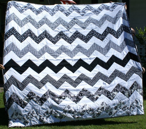 queen-size-jumbo-chevron-zig-zag-quilt-in-shades-of-black-and